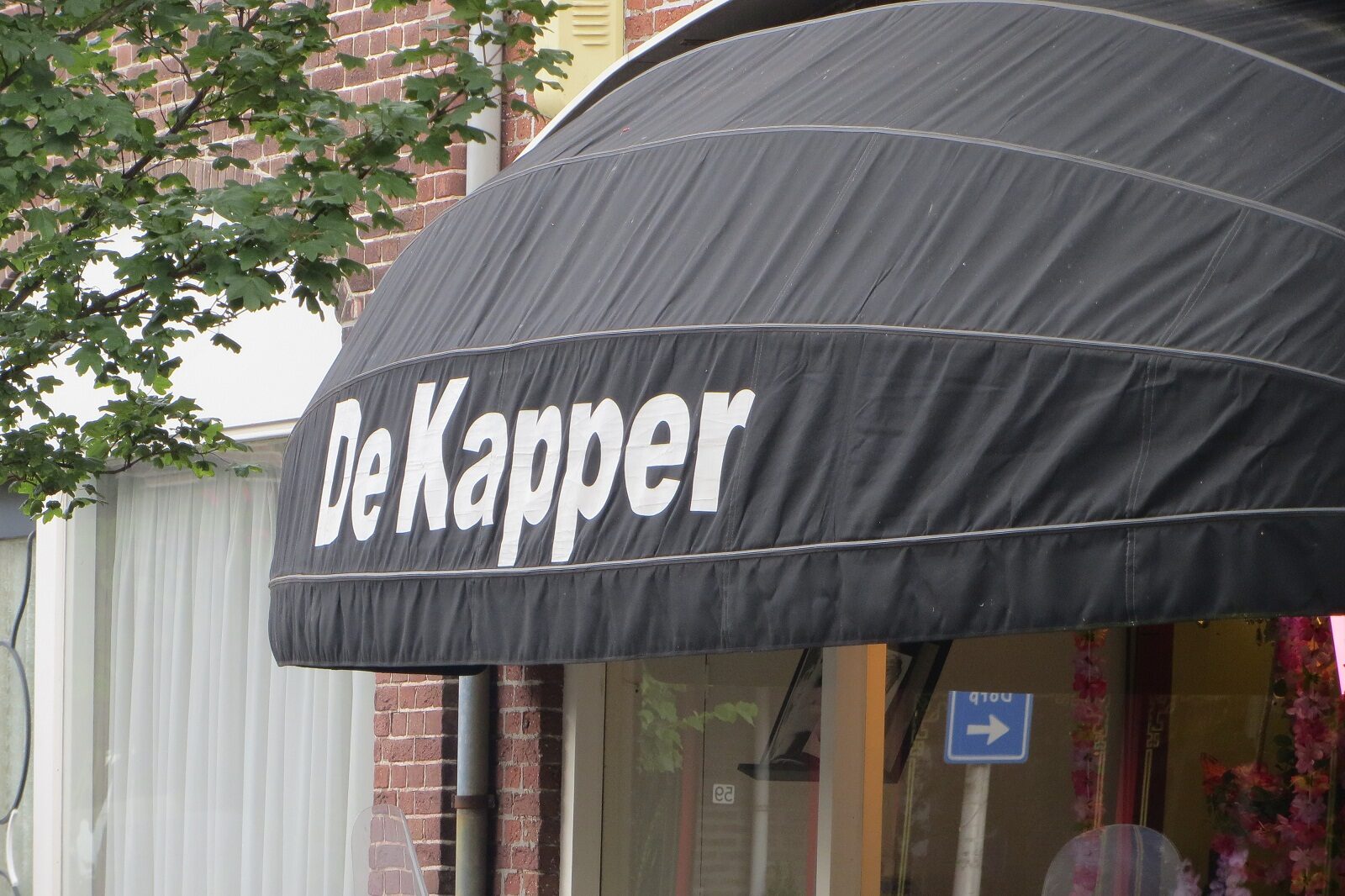 De luifel van De Kapper aan de Stationsstraat