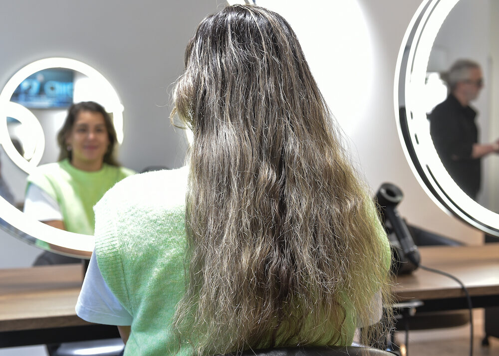 Fleur voor haar make-over bij De Kapper